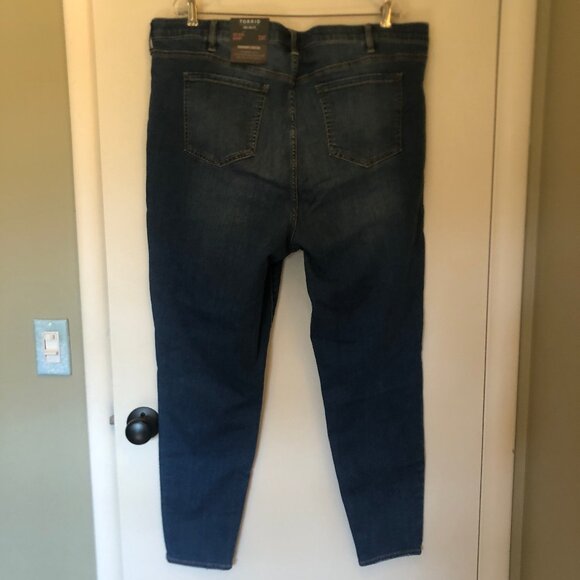 NWT Torrid Sky High Skinny distressed jeans sz 24 tall - Picture 6 of 12